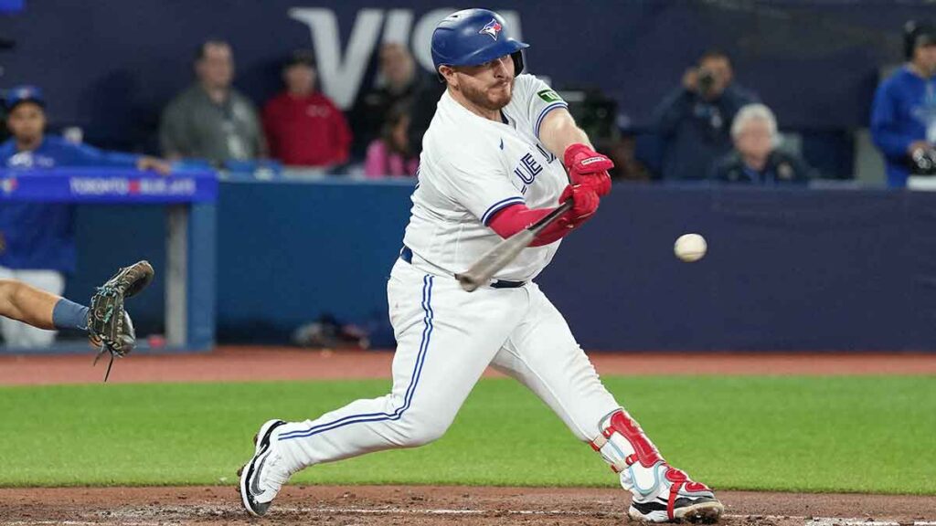 Kirk colabora para la holgada victoria de los Azulejos sobre los Rays de Arozarena