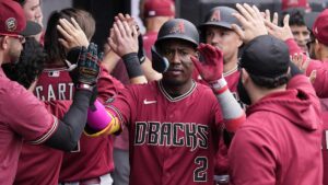 Los Diamondbacks de Alek Thomas, más cerca de asegurar un boleto a playoffs, tras vencer a los White Sox