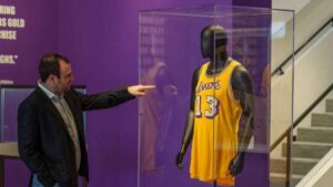 ¡Cifra récord! Jersey de Wilt Chamberlain se subasta en 4.9 millones de dólares