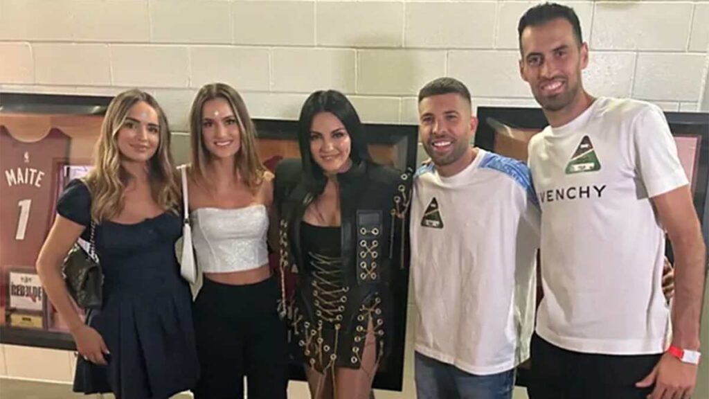 Los jugadores compartieron fotos en sus redes sociales con el grupo mexicano.