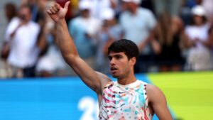 Carlos Alcaraz derrota a Daniel Evans y avanza a los octavos de final del US Open