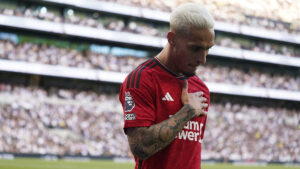 Manchester United reconoce las acusaciones sobre Antony y retrasa su regreso al equipo