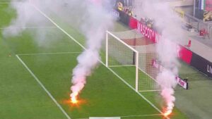 ¡Lamentable! El clásico entre Ajax y Feyenoord suspendido definitivamente y a la salida del Johan Cruyff Arena se desatan los disturbios