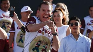 Julio César Chávez asegura que Terence Crawford no vencería a Canelo Álvarez