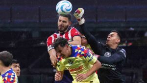 ‘Pollo’ Briseño señala agresión de Lichnovsky en el Clásico: “Yo no puedo agredirlo, él sí me da una cachetada y él ya tenía amarilla”