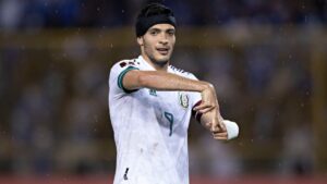 Raúl Jiménez llega a 100 partidos con la selección mexicana