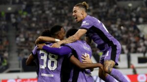 Liverpool rescata la victoria en su debut de Europa League ante el Lask