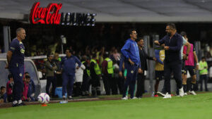 El Turco Mohamed le hace señas de billetes a los árbitros y a la banca del América