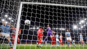 Terrible error del portero del Estrella Roja se convierte en el doblete de Julián Álvarez
