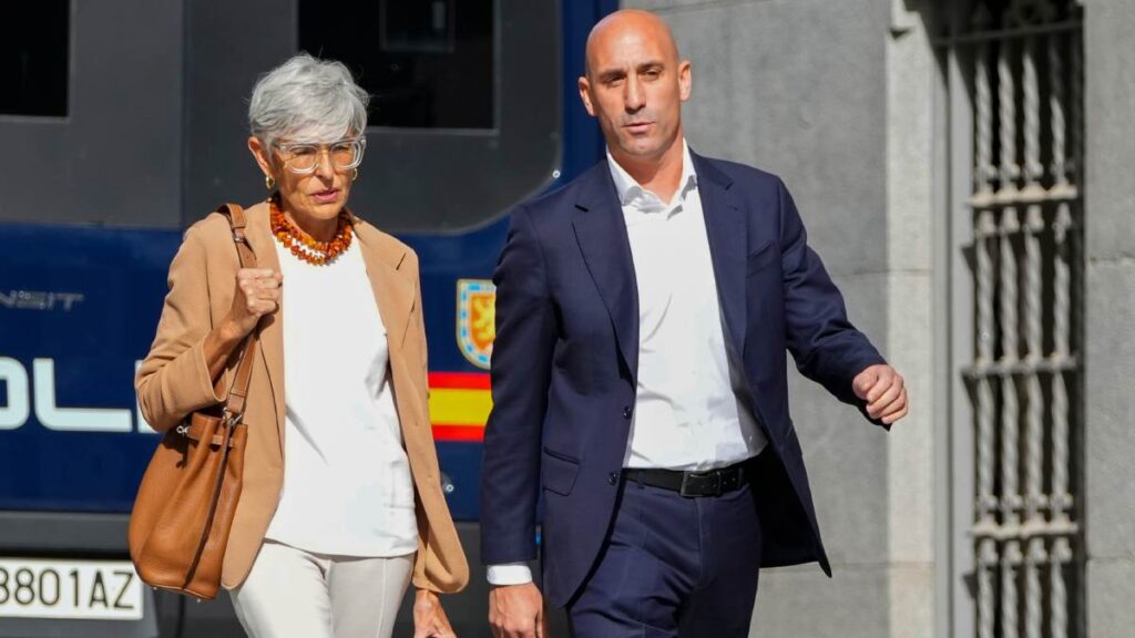 Rubiales y su abogada no hablaron con los medios tras acudir a declarar | AP