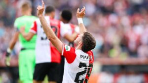 Santiago Giménez se convirtió en un ídolo en Feyenoord: El joven delantero mexicano es aclamado gracias a sus actuaciones