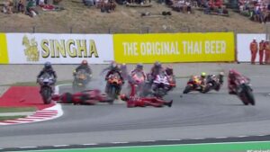 ¡Terribles imágenes! Pecco Bagnaia sufre impactante accidente en el GP de Catalunya de MotoGP