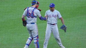 Los Rangers resisten al despertar de los Orioles de Ramón Urías y toman ventaja en la Serie Divisional