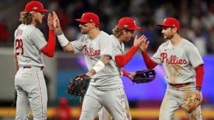 El bullpen y una polémica jugada le dan la victoria a los Phillies que blanquean a los Atlanta Braves