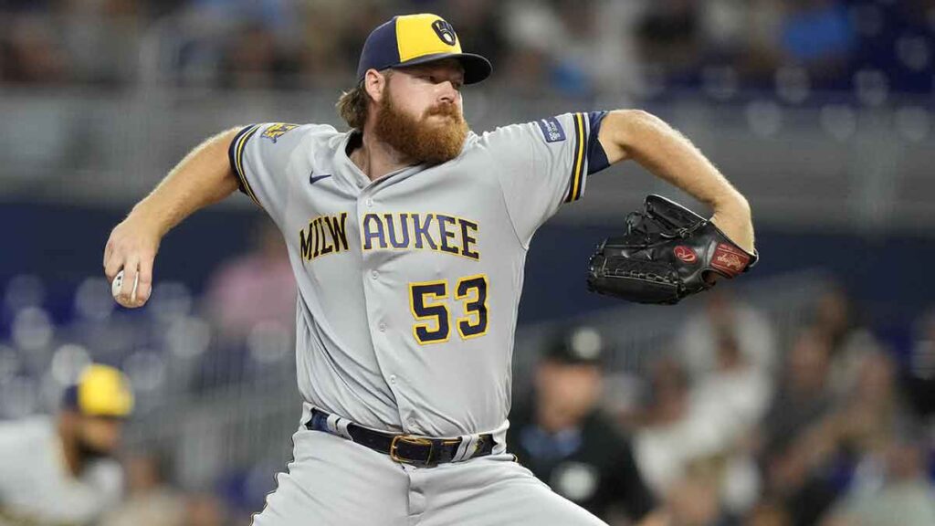 Brandon Woodruff es parte importante en la rotación de pitchers. AP