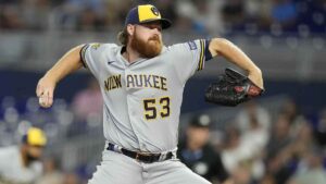 ¡Dura baja para los Cerveceros! Brandon Woodruff se perderá la serie de comodines ante los Diamondbacks por lesión