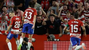 Bryan Zaragoza marca doblete en polémico empate entre Granada y Barcelona