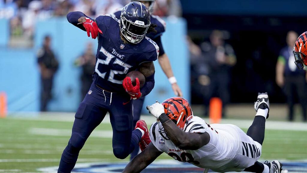 Derrick Henry corrió para una anotación y lanzó un pase de touchdown. AP