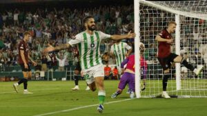 Con Andrés Guardado, el Betis saca un triunfo marcado por el garrafal error del portero del Sparta Praga