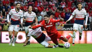 ¿Polémica en el Infierno? El cuerpo arbitral decide no sancionar dos posibles penales en el Toluca-Chivas