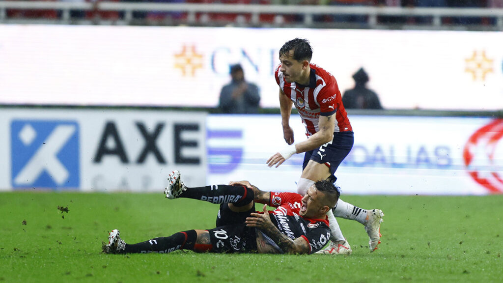 La terrorífica lesión de Brian Lozano en el Clásico Tapatío