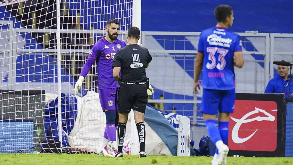 La polémica inunda el duelo entre Cruz Azul y Pumas