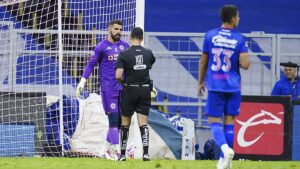 ¡Polémica en el Azteca! Penalti dudoso a Chino Huerta es atajado… ¡Y se repite dos minutos después!