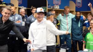 Ipswich Town celebra la victoria y liderato de la EFL Championship junto a… ¡Ed Sheeran!