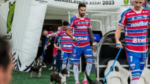 ¡Un tierno y gran gesto! El Fortaleza de Brasil salta al campo con perritos para ser adoptados