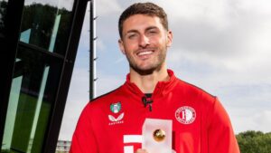 Santiago Giménez, elegido como jugador del mes de septiembre en la Eredivisie