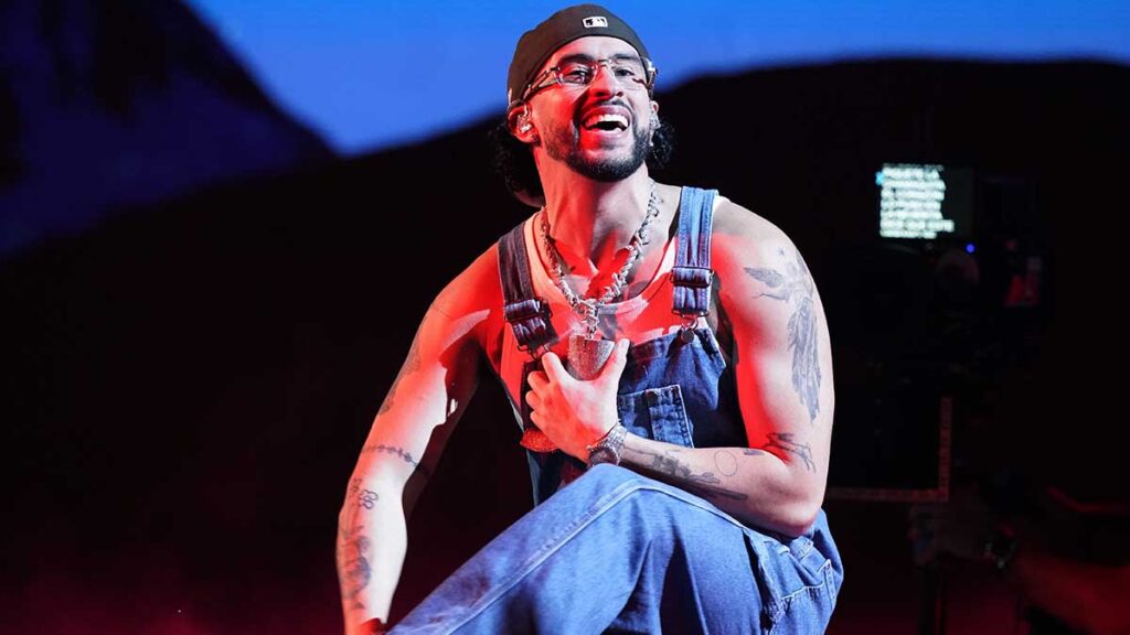 Bad Bunny y Peso Pluma triunfan en los Premios Billboard de la Música Latina | AP