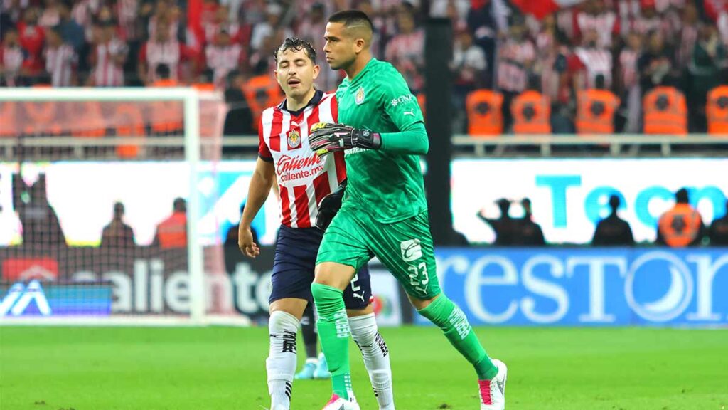 Las Chivas anuncian operación del 'Tala' Rangel tras fractura en el Clásico Tapatío | Imago7