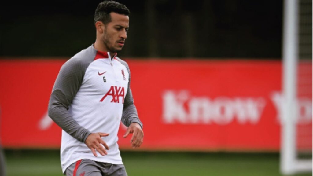 Thiago Alcántara, jugador del Liverpool, se mantendrá fuera de las canchas tras recaer de su lesión en la cadera.
