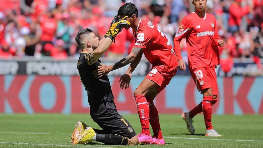 Tiago Volpi volvió a marca a marcar con los Diablos. Imago 7
