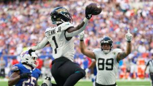 Travis Etienne y los Jaguars destrozan a la defensiva de los Bills en Londres