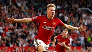 Manchester United derrota al Brentford con una agónica remontada de último minuto