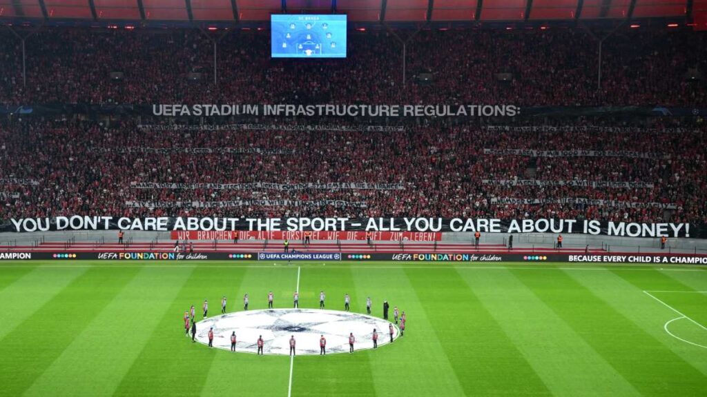 La afición berlinesa muestra su descontento por no jugar en casa | Reuters