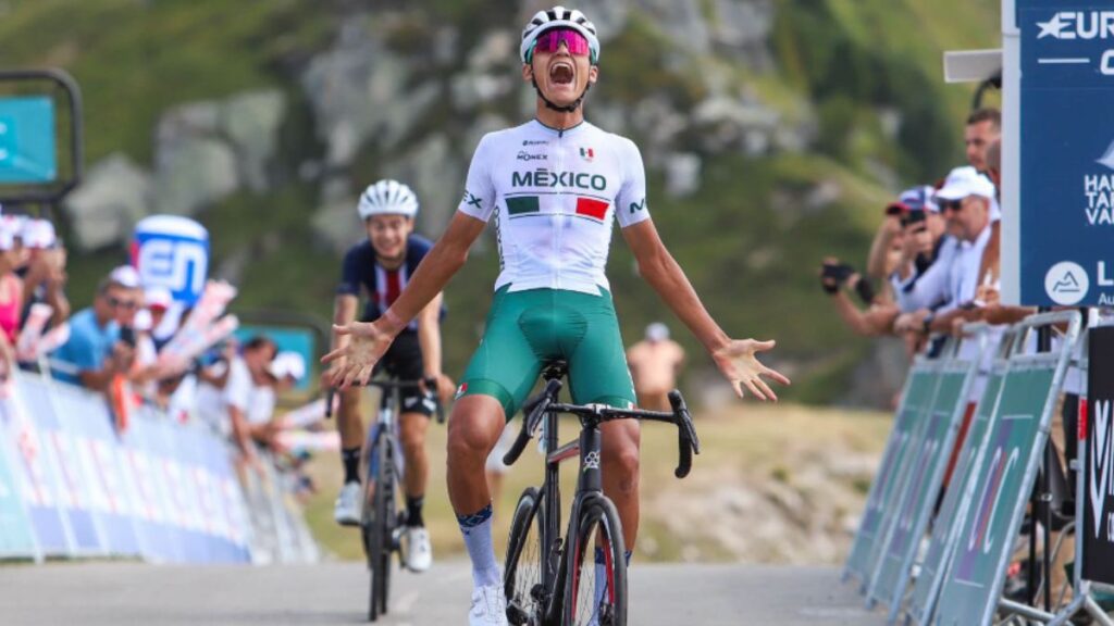 El ciclista mexicano de 19 años, Isaac del Toro, se une al UAE Team Emirates por las próximas tres temporadas.