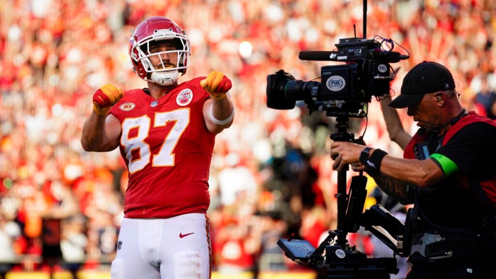 Kelce se divierte con la fama mundial | Jay Biggerstaff-USA TODAY Sports