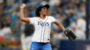¡Heredó el talento! Madre de Randy Arozarena lanza la primera bola en el primer juego que ve de su hijo en la MLB