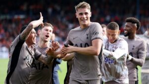 Tottenham vence al Luton y se mantiene invicto