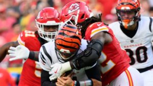 “En Un Domingo Cualquiera”, todo puede pasar en la NFL: sorpresas de Cowboys y Titans, caballos negros aparecen para el MVP y el Novato del Año tras la Semana 12….
