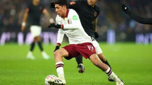 Edson Álvarez reporta con el West Ham, pero su futuro sigue en el aire