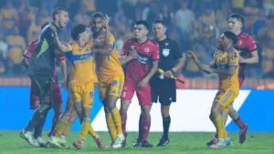 ¡Se están peleando! Diego Lainez desata el enojo de los jugadores de Xolos de Tijuana