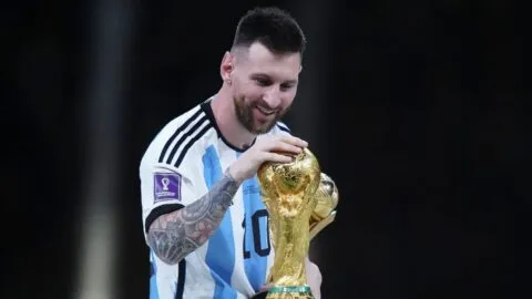 Argentina vs Argelia: Messi sale a calentar; el 10 es titular en Kansas City