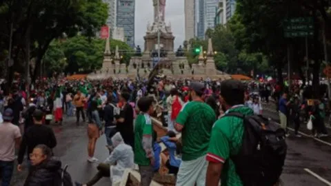 8.- ¡Ni la lluvia frenó el adiós! La afición del Tricolor tuvo su último festejo en el Ángel de la Independencia