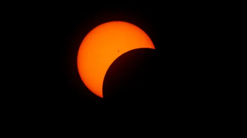 Eclipse solar total 2026: en qué ciudades de EE.UU. se verá, hora y guía completa para observarlo