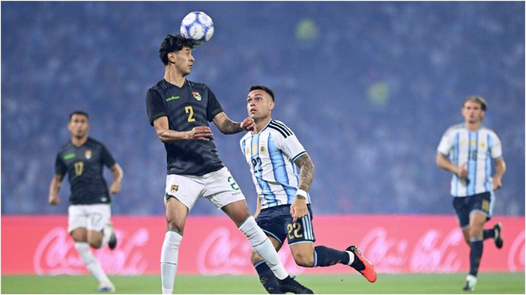 Diego Arroyo y Lautaro Martínez en duelo Argentina vs Bolivia. Reuters